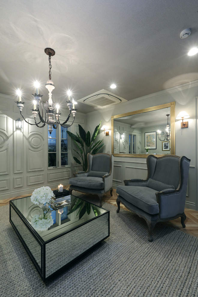 Foto de salón para visitas cerrado clásico renovado con paredes grises, suelo de madera en tonos medios y suelo multicolor