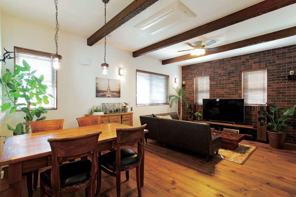 Идея дизайна: гостиная комната в восточном стиле с белыми стенами, паркетным полом среднего тона, отдельно стоящим телевизором и коричневым полом