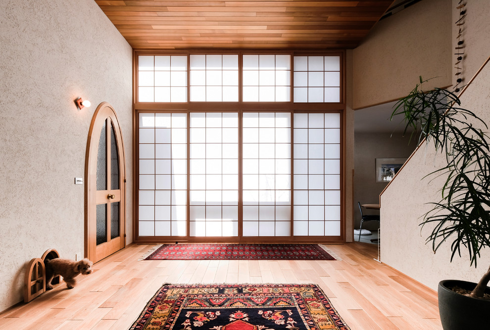 札幌にある和風のおしゃれなリビング (茶色い壁、淡色無垢フローリング、ベージュの床) の写真