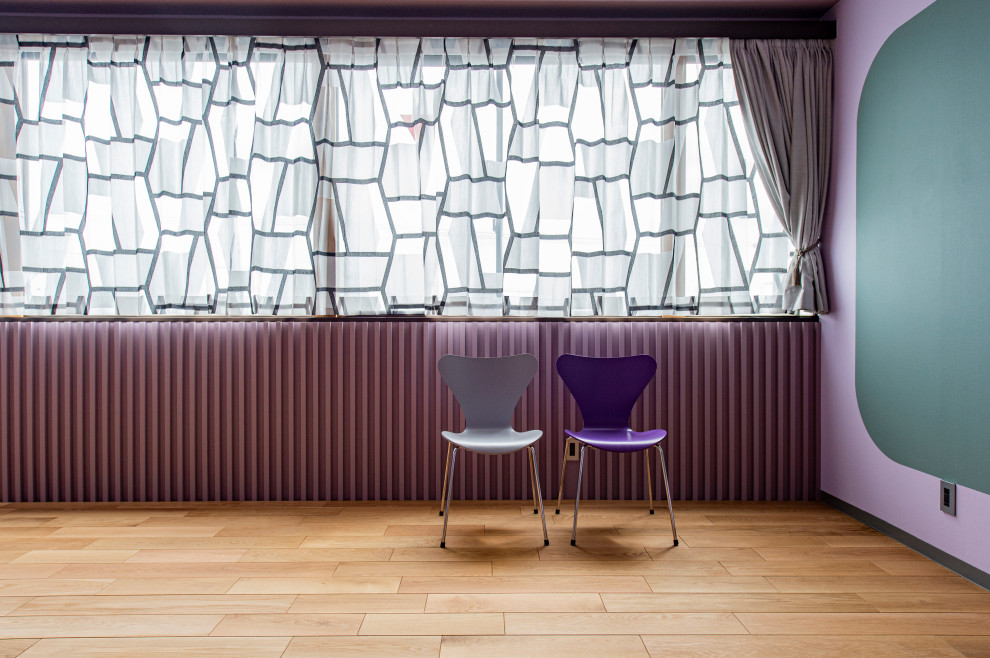 Idéer för mellanstora skandinaviska allrum med öppen planlösning, med en hemmabar, beige väggar, ljust trägolv och beiget golv