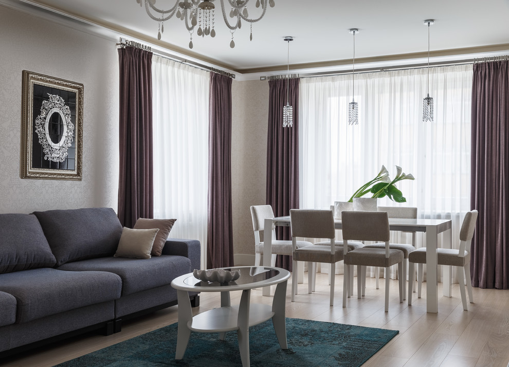Esempio di un soggiorno design con pareti bianche, pavimento in legno verniciato e pavimento beige