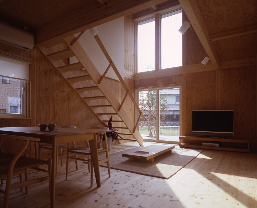 Repräsentatives, Offenes Nordisches Wohnzimmer ohne Kamin mit beiger Wandfarbe, braunem Holzboden und freistehendem TV in Tokio