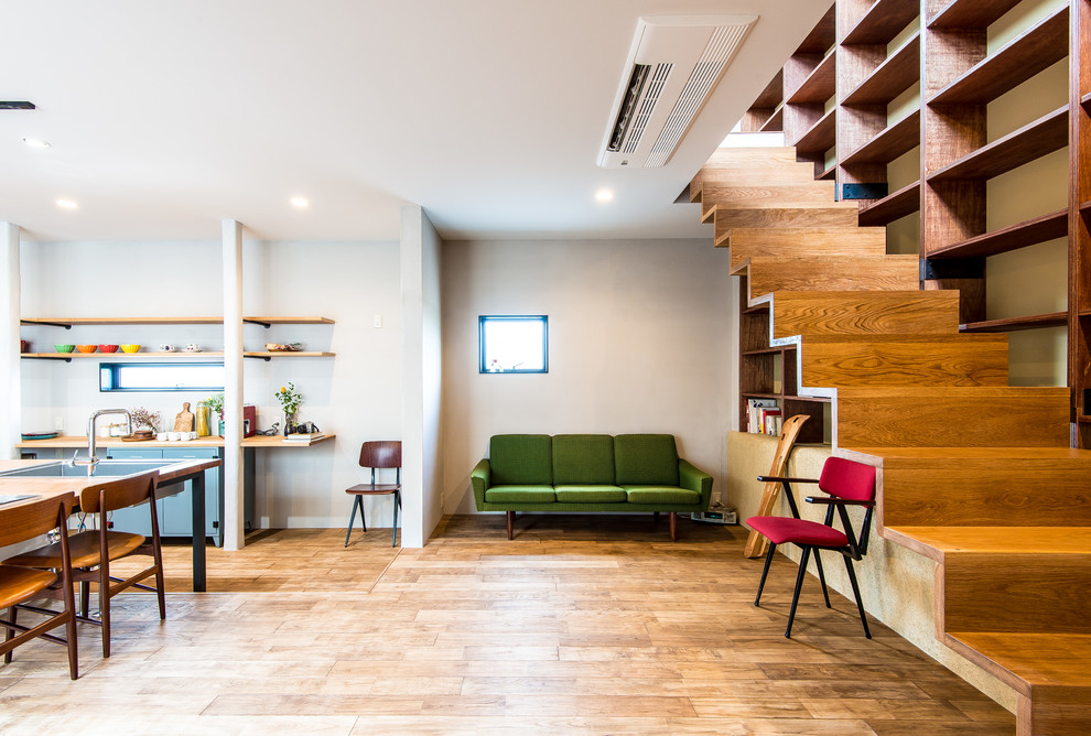 Foto di un soggiorno minimalista con pareti bianche e pavimento in legno massello medio