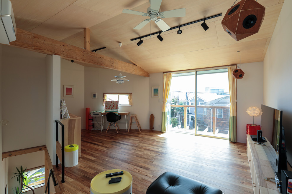 Свежая идея для дизайна: гостиная комната в современном стиле с белыми стенами, деревянным полом, отдельно стоящим телевизором и коричневым полом - отличное фото интерьера