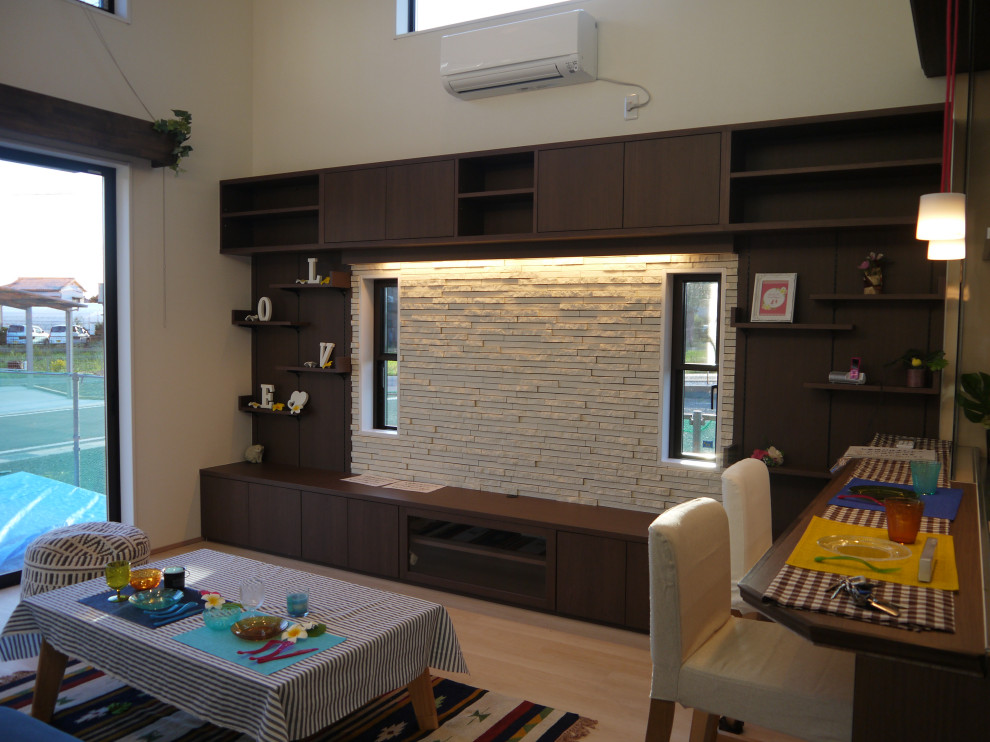 Modern inredning av ett mellanstort allrum med öppen planlösning, med en hemmabar, bruna väggar, plywoodgolv, en fristående TV och beiget golv
