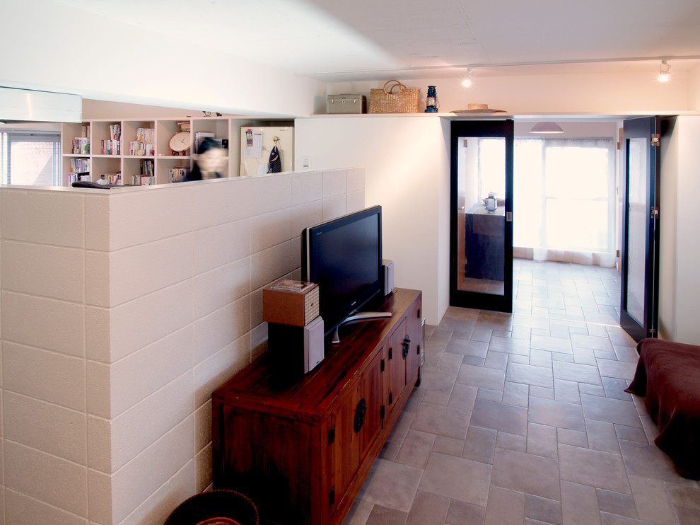 Источник вдохновения для домашнего уюта: парадная, изолированная гостиная комната среднего размера в стиле шебби-шик с белыми стенами, полом из керамической плитки и отдельно стоящим телевизором без камина