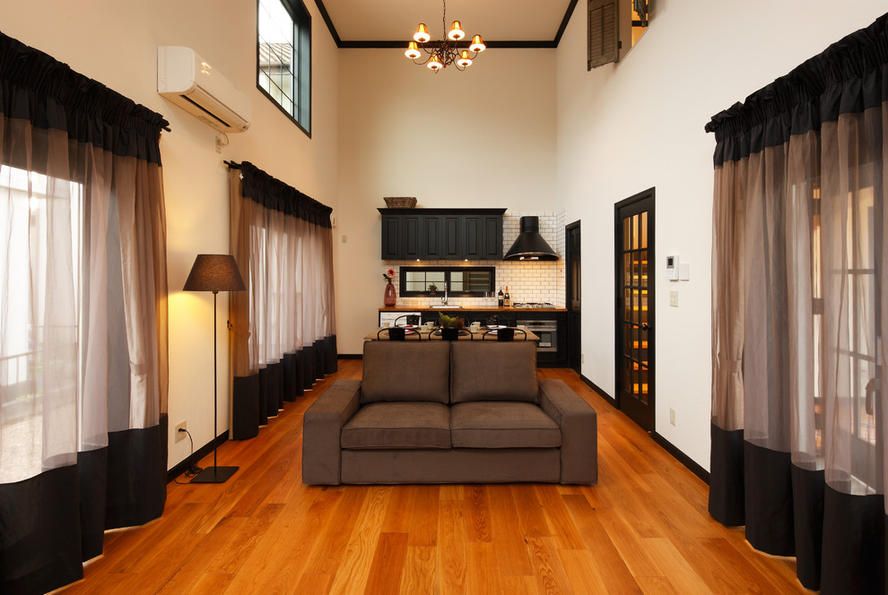 Großes, Offenes Retro Wohnzimmer mit weißer Wandfarbe, braunem Holzboden und braunem Boden in Sonstige