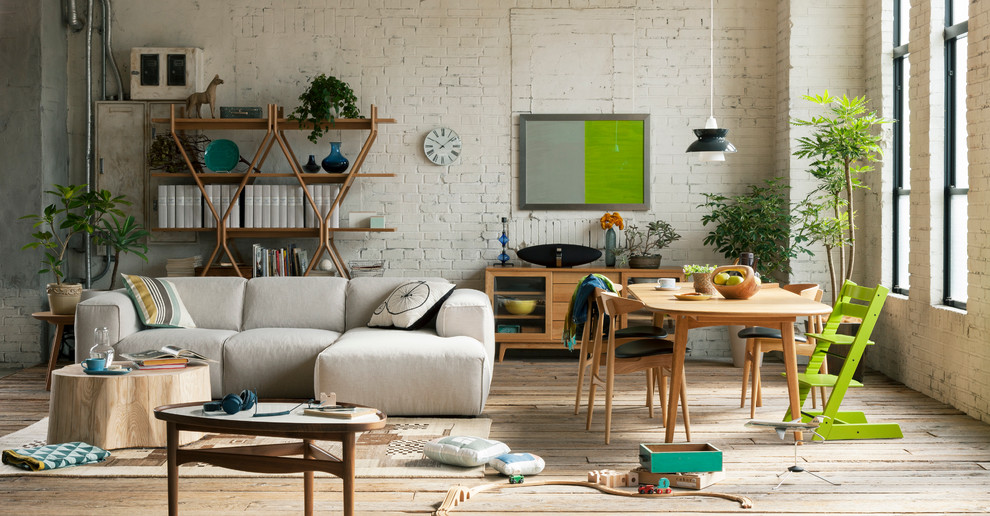 Inspiration för eklektiska vardagsrum, med vita väggar, ljust trägolv och en väggmonterad TV