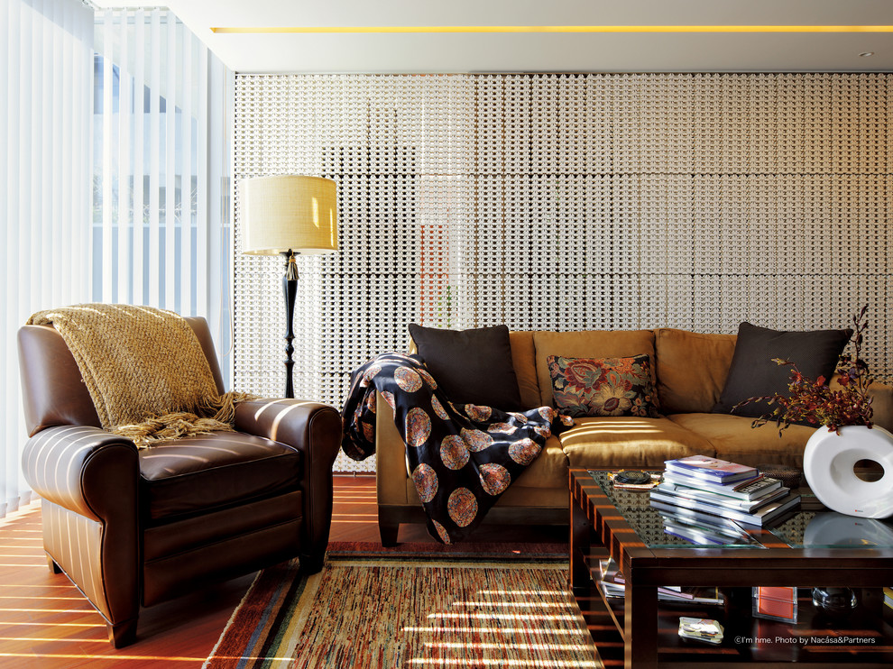 Imagen de salón para visitas asiático sin chimenea y televisor con suelo de madera en tonos medios y paredes blancas