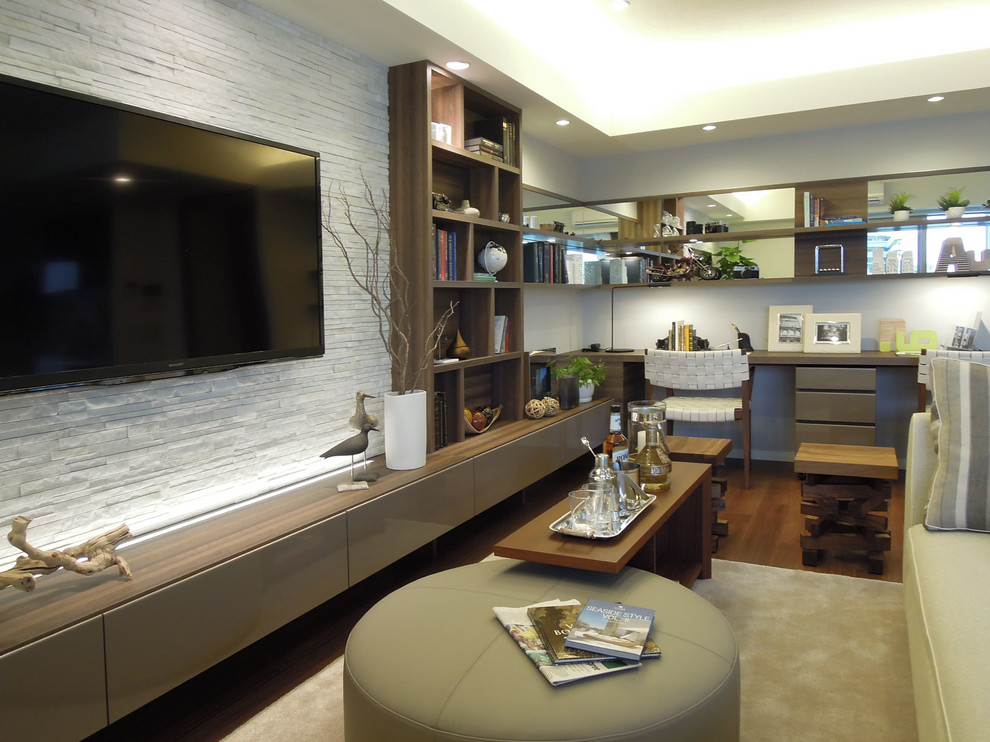 На фото: открытая гостиная комната в стиле ретро с белыми стенами, паркетным полом среднего тона, телевизором на стене и коричневым полом без камина с
