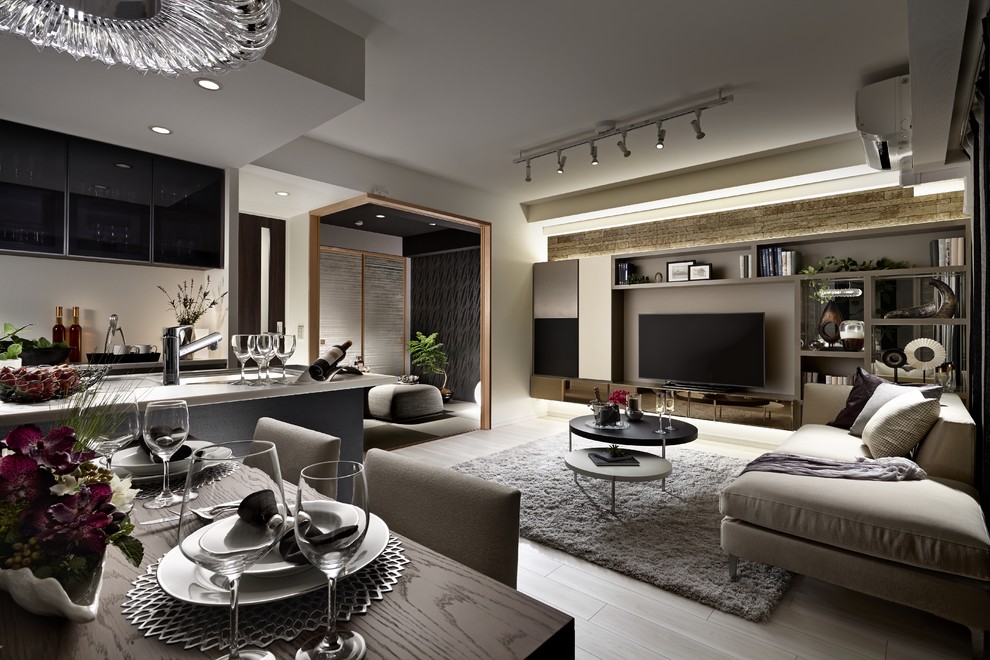 Exemple d'un salon tendance ouvert avec un mur gris, parquet peint, un téléviseur indépendant et un sol beige.