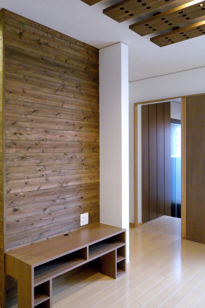 Ejemplo de salón abierto moderno con paredes blancas, suelo de contrachapado, televisor independiente y suelo beige