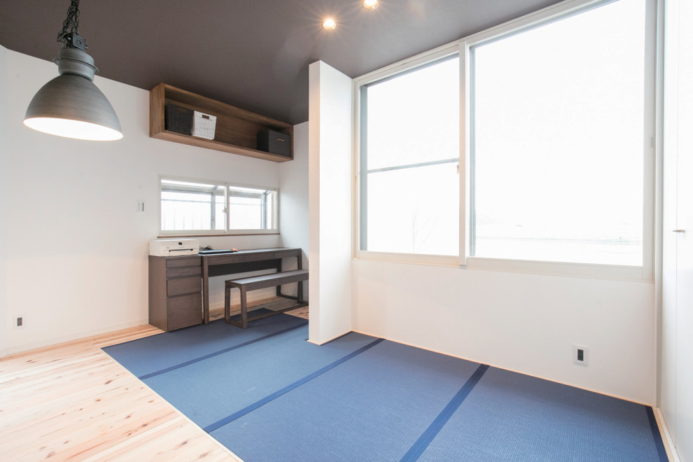 Imagen de salón para visitas abierto campestre con paredes blancas, tatami, televisor colgado en la pared, papel pintado y madera