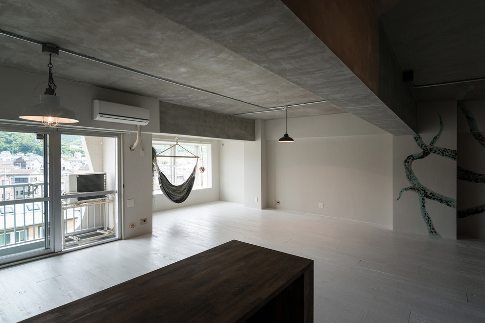 Foto di un soggiorno industriale aperto con pareti marroni, pavimento in legno verniciato e pavimento bianco