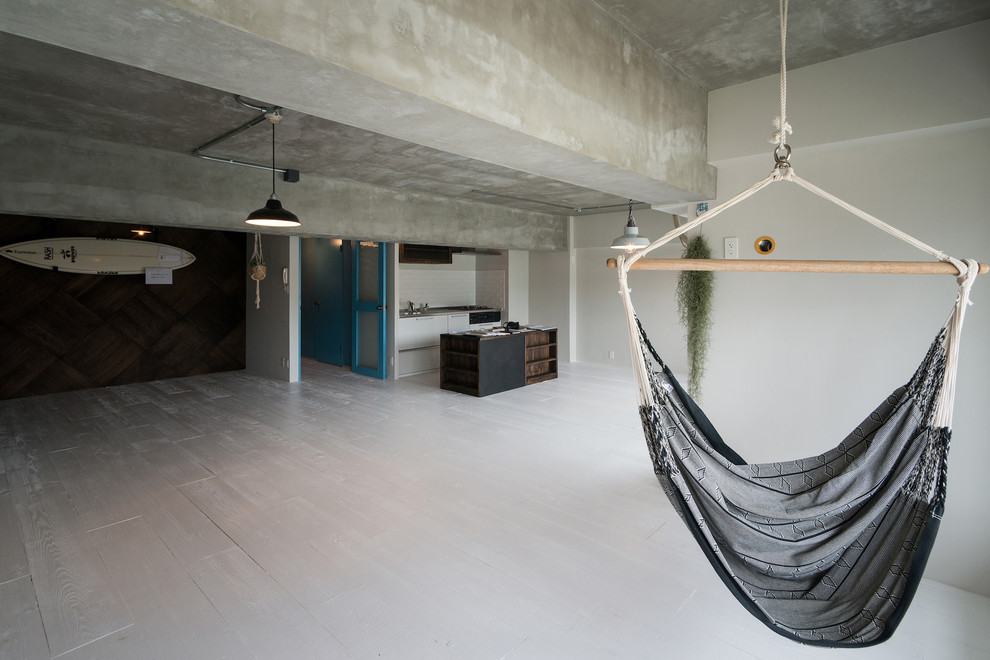 Immagine di un soggiorno industriale aperto con pareti marroni, pavimento in legno verniciato e pavimento bianco