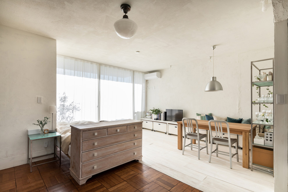 Immagine di un soggiorno contemporaneo con pareti bianche, pavimento in legno verniciato, TV autoportante e pavimento multicolore