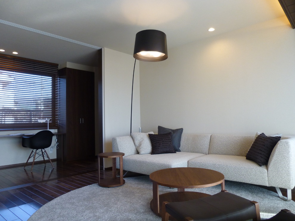 Esempio di un soggiorno design aperto con parquet scuro e pavimento marrone