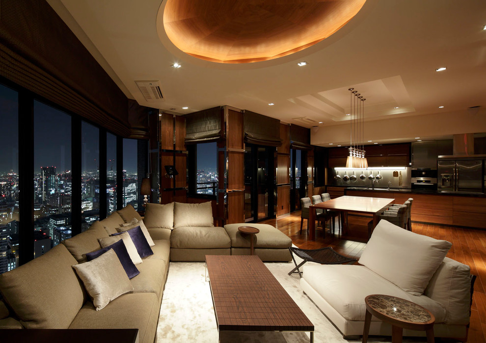 Пример оригинального дизайна: открытая гостиная комната в классическом стиле с коричневыми стенами и паркетным полом среднего тона