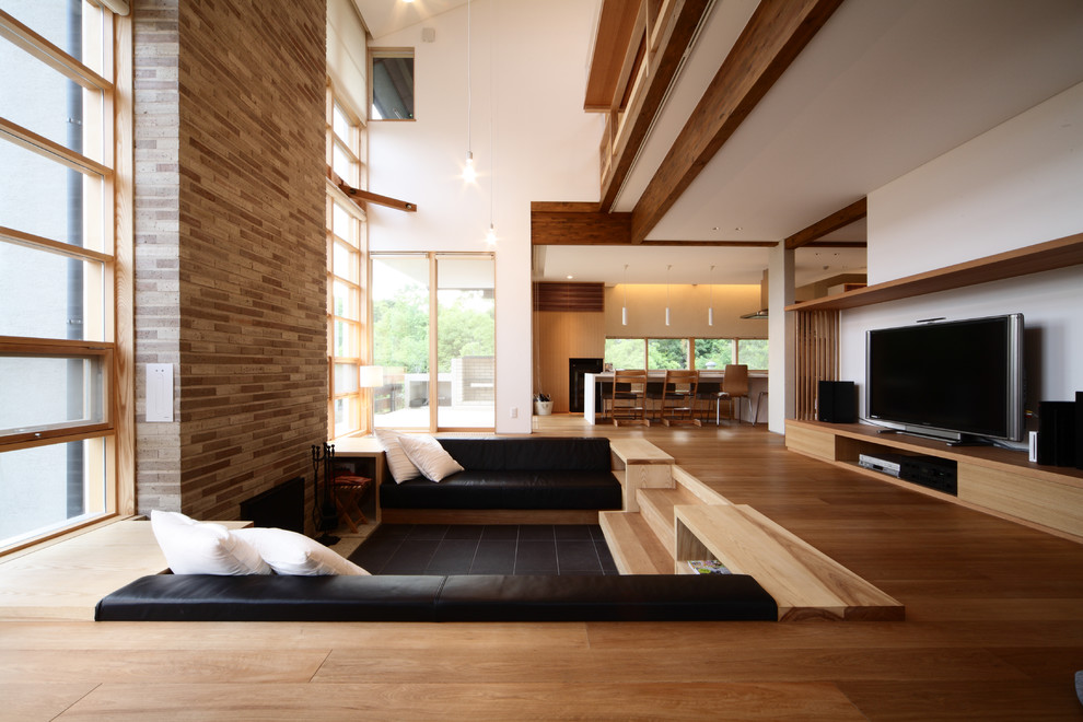 Inspiration for a world-inspired living room in Kyoto with white walls, medium hardwood flooring and a freestanding tv.