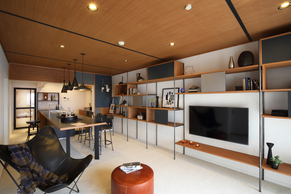 Foto di un soggiorno minimal con pareti bianche, TV a parete e pavimento bianco