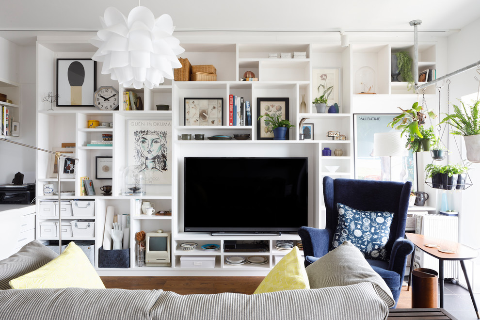 Exemple d'un salon tendance avec un mur blanc, un téléviseur indépendant et un sol gris.