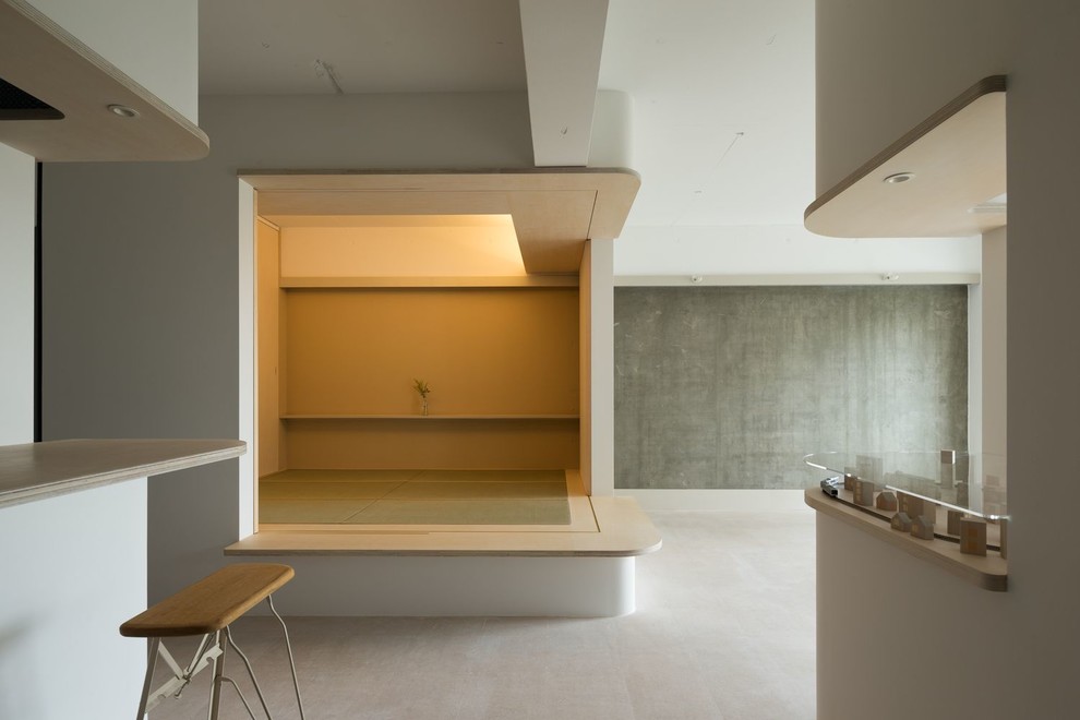 Kleines, Offenes Modernes Wohnzimmer ohne Kamin mit weißer Wandfarbe, Korkboden und weißem Boden in Sonstige
