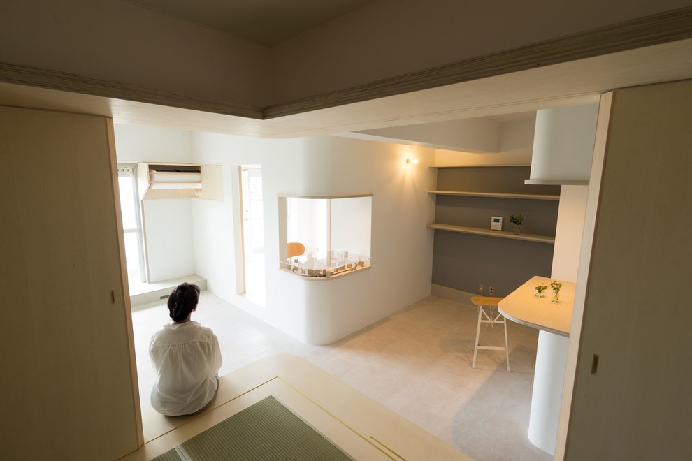 Свежая идея для дизайна: маленькая открытая гостиная комната в стиле модернизм с белыми стенами, пробковым полом и белым полом без камина для на участке и в саду - отличное фото интерьера