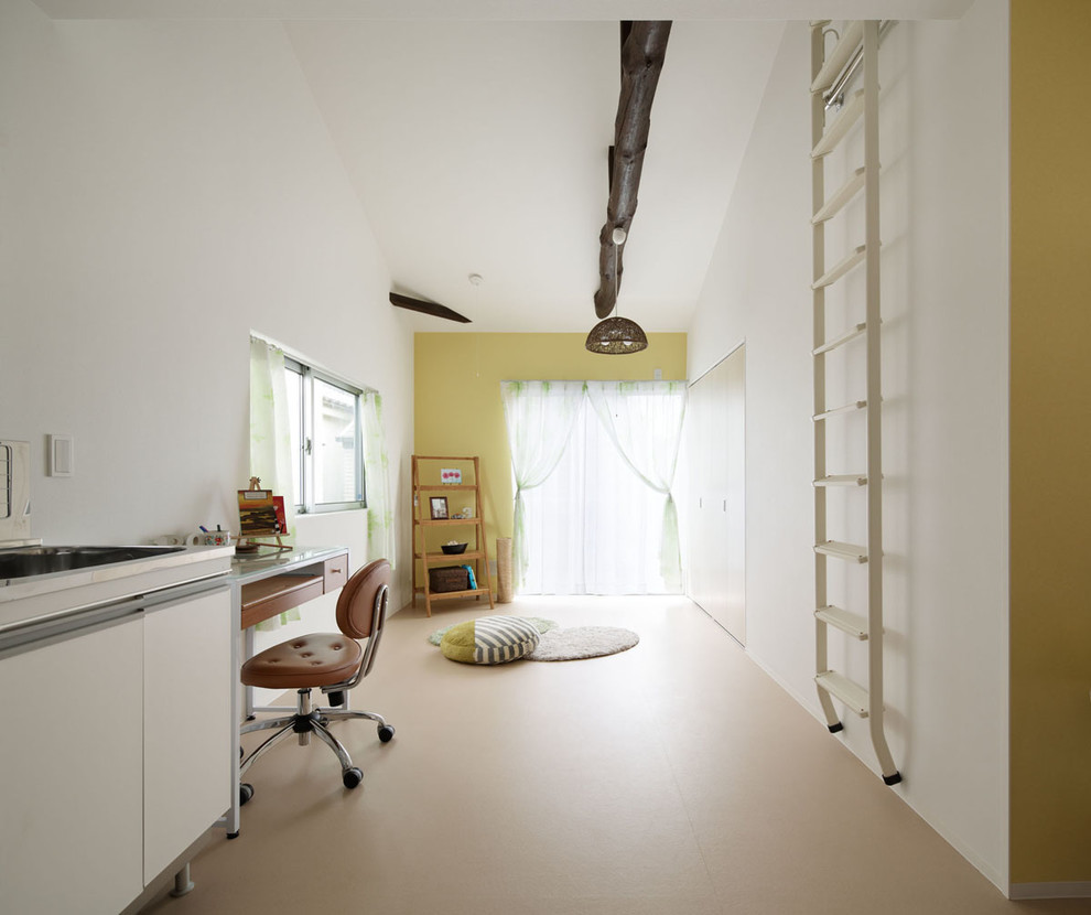Идея дизайна: маленькая парадная, открытая гостиная комната с желтыми стенами без телевизора для на участке и в саду