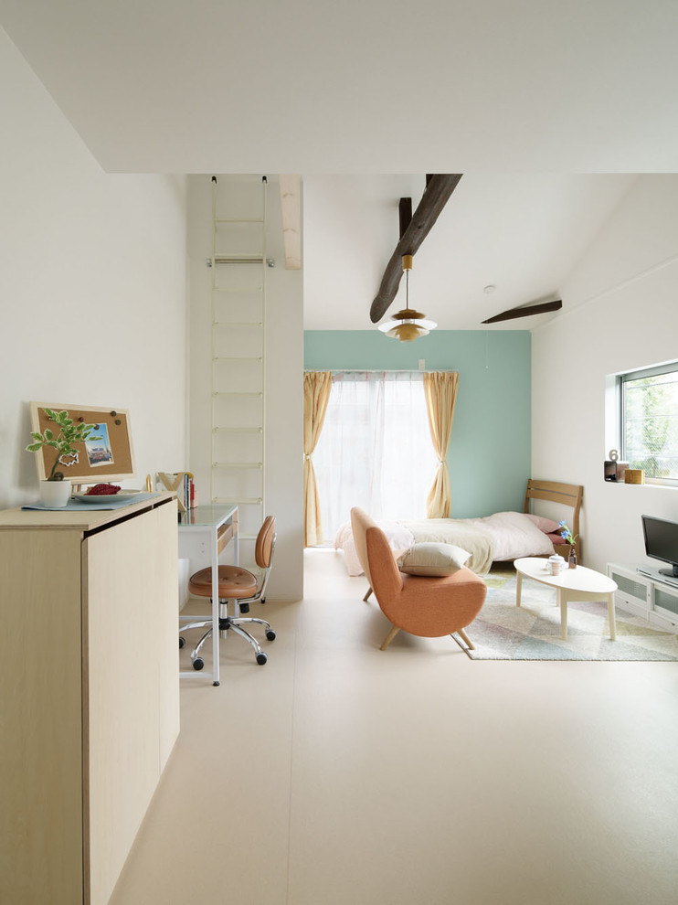 На фото: маленькая открытая гостиная комната в скандинавском стиле с белыми стенами, отдельно стоящим телевизором и акцентной стеной без камина для на участке и в саду с
