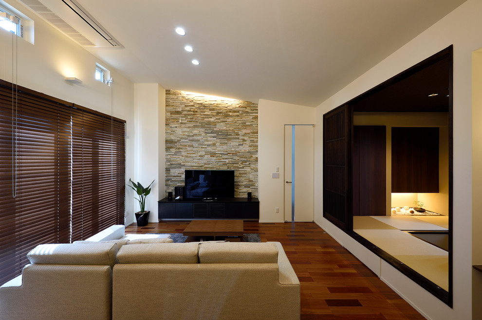 Свежая идея для дизайна: открытая гостиная комната среднего размера в стиле модернизм с белыми стенами, полом из фанеры, отдельно стоящим телевизором и разноцветным полом - отличное фото интерьера