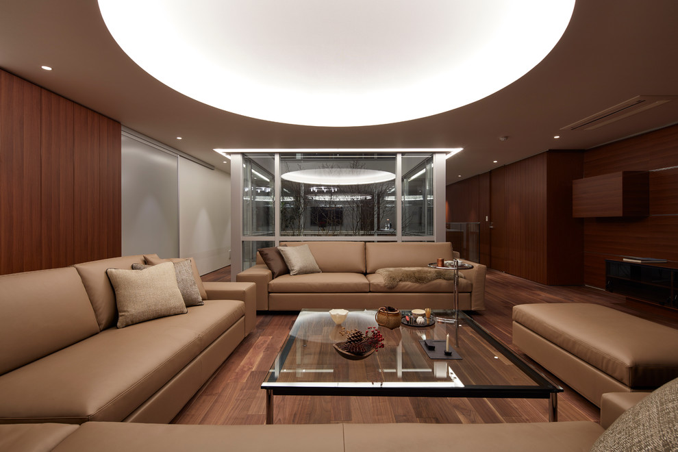Свежая идея для дизайна: большая парадная, изолированная гостиная комната в стиле модернизм с белыми стенами и паркетным полом среднего тона без камина - отличное фото интерьера