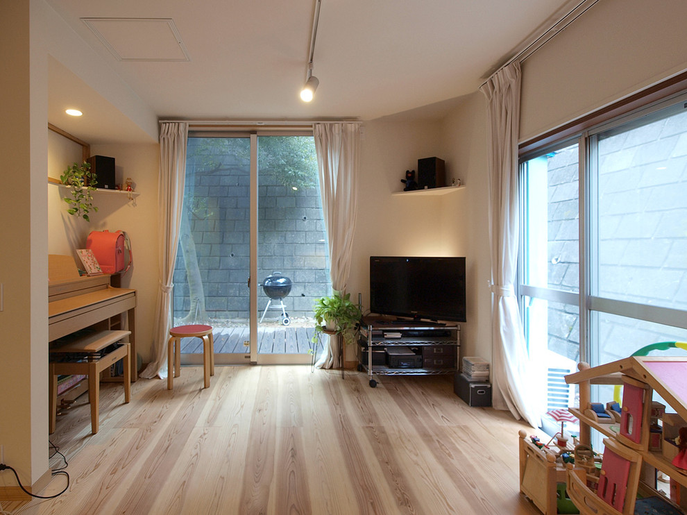 Inspiration för mellanstora minimalistiska allrum med öppen planlösning, med vita väggar, en fristående TV, beiget golv och ljust trägolv