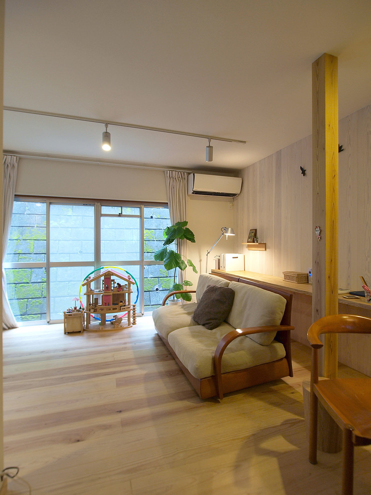 Modelo de salón abierto nórdico de tamaño medio con paredes blancas y suelo beige