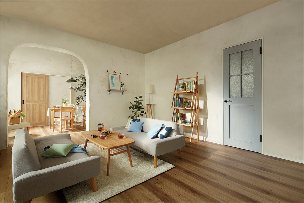 Свежая идея для дизайна: гостиная комната в скандинавском стиле с белыми стенами, паркетным полом среднего тона и коричневым полом - отличное фото интерьера