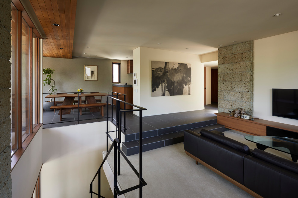 Идея дизайна: гостиная комната в современном стиле с белыми стенами, полом из керамогранита и серым полом