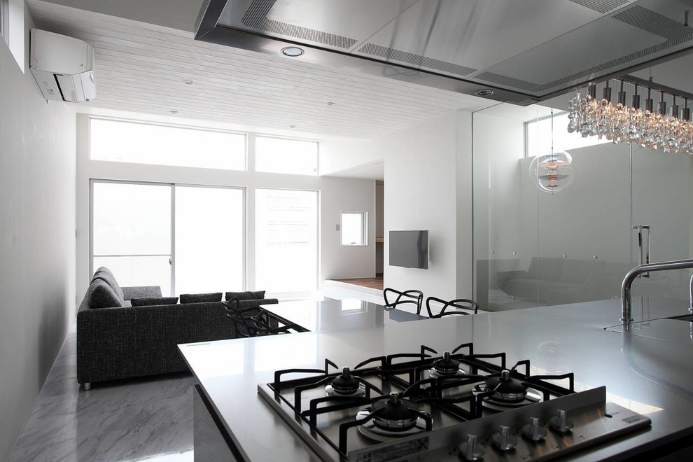 Repräsentatives, Offenes Modernes Wohnzimmer mit weißer Wandfarbe und TV-Wand in Sonstige