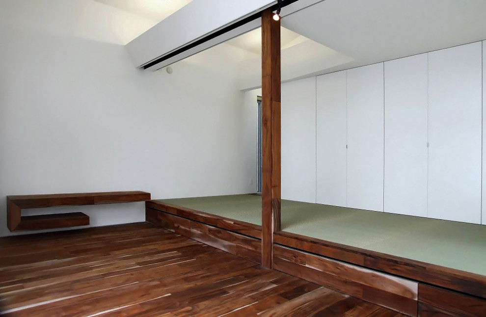 Inspiration för moderna vardagsrum, med vita väggar och mörkt trägolv