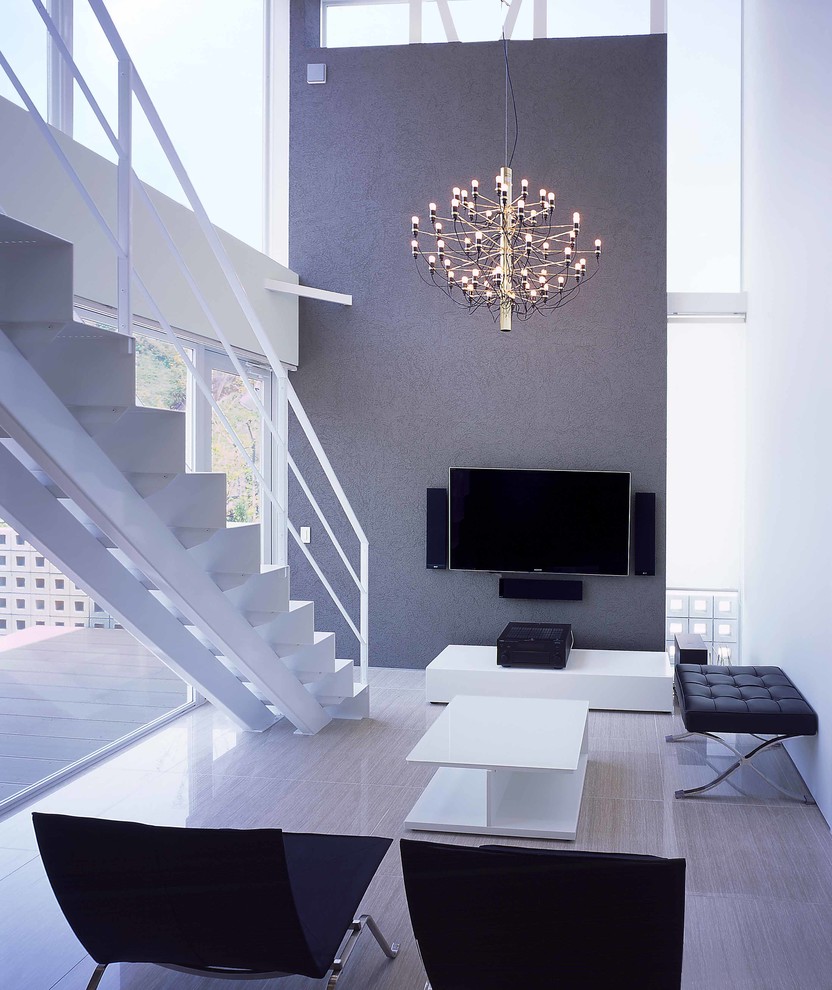 Wohnzimmer mit grauer Wandfarbe und TV-Wand in Sonstige