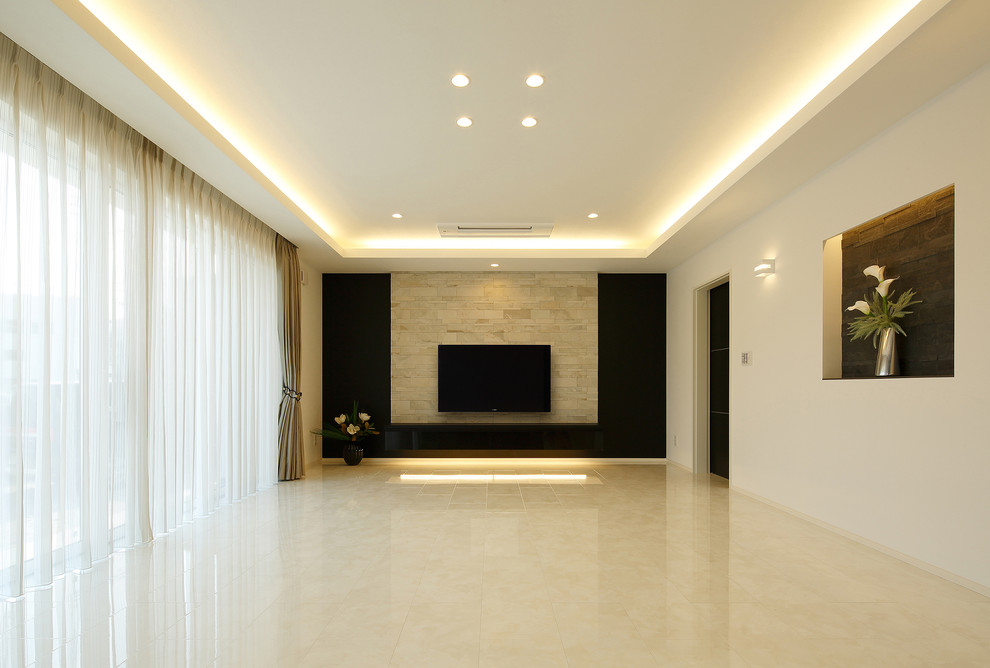 Modernes Wohnzimmer mit weißer Wandfarbe, Marmorboden und TV-Wand in Sonstige