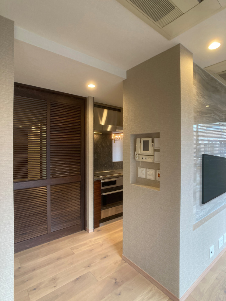 Пример оригинального дизайна: открытая гостиная комната в стиле модернизм с бежевыми стенами, полом из фанеры, телевизором на стене, бежевым полом, потолком с обоями и обоями на стенах без камина