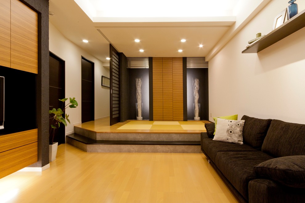 Immagine di un soggiorno minimal con pareti bianche, pavimento in compensato e pavimento beige