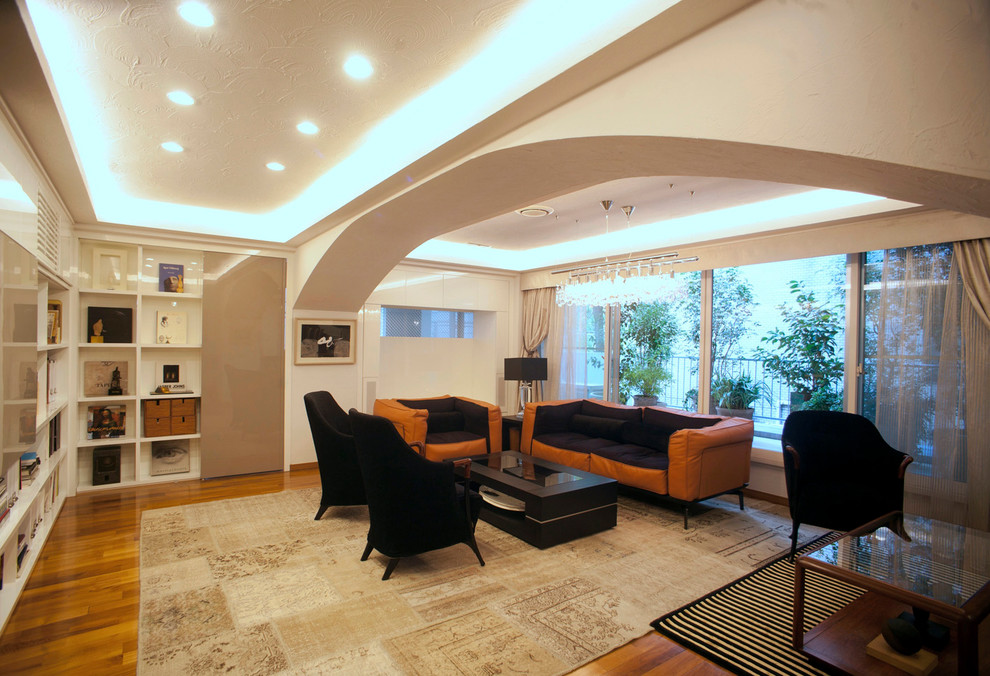 Immagine di un soggiorno mediterraneo con pareti bianche, pavimento in legno massello medio e pavimento marrone