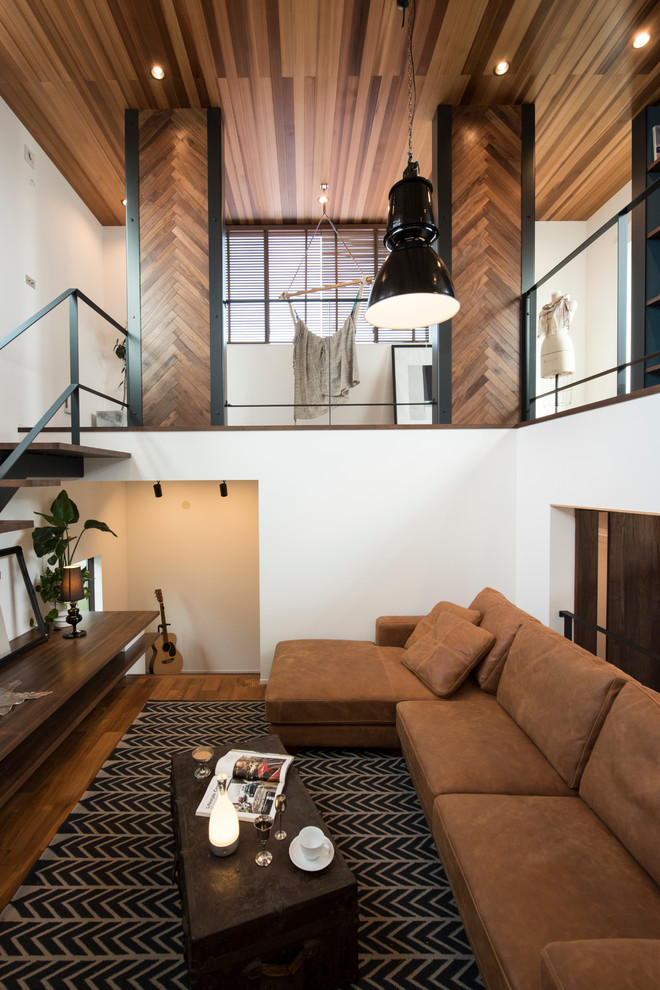 Mittelgroßes, Repräsentatives, Fernseherloses Modernes Wohnzimmer ohne Kamin mit weißer Wandfarbe, Teppichboden und braunem Boden in Nagoya