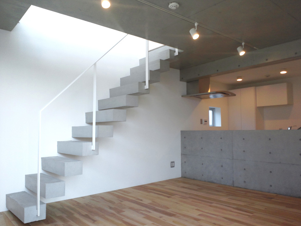 Kleines, Offenes Modernes Wohnzimmer mit weißer Wandfarbe und dunklem Holzboden in Tokio