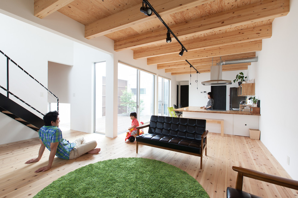 Offenes, Fernseherloses Nordisches Wohnzimmer ohne Kamin mit weißer Wandfarbe und hellem Holzboden in Sonstige