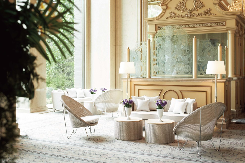 Ispirazione per un soggiorno vittoriano con sala formale, pareti beige e moquette