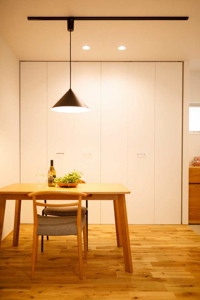 Aménagement d'une salle à manger de taille moyenne avec un mur blanc, parquet clair, aucune cheminée, un sol beige, un plafond en bois et du papier peint.