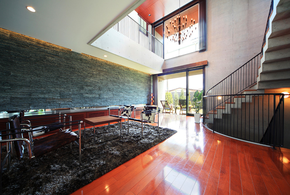 Idée de décoration pour un très grand salon design ouvert avec un mur gris, parquet peint et un sol marron.