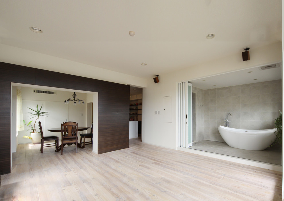 Ispirazione per un soggiorno etnico di medie dimensioni con pareti bianche, pavimento in legno verniciato e pavimento beige