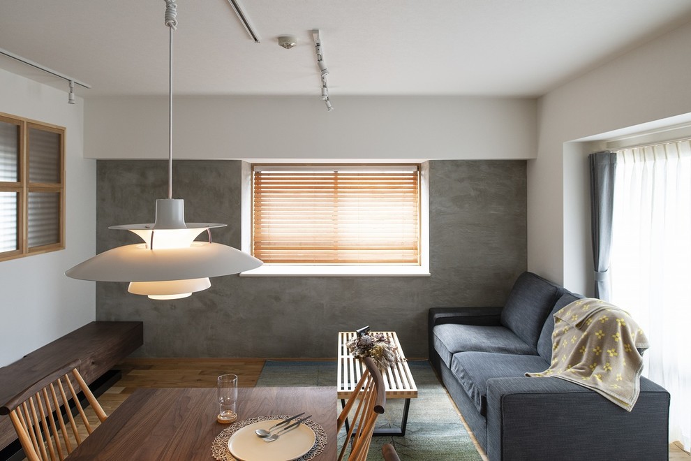 Стильный дизайн: гостиная комната с паркетным полом среднего тона и коричневым полом - последний тренд